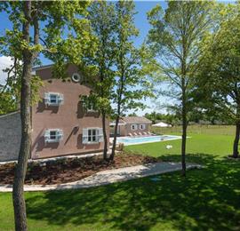 5 bedroom villa with pool near Pula, sleeps 10-12